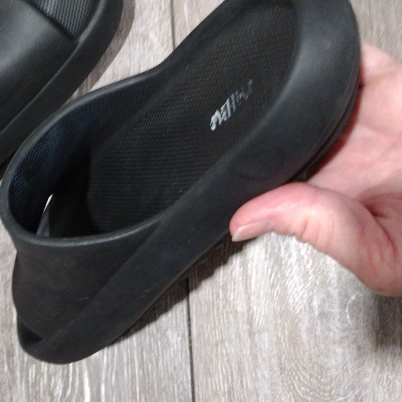 Mad Love black slides. In good condition. Size 8 - Picture 6 of 11